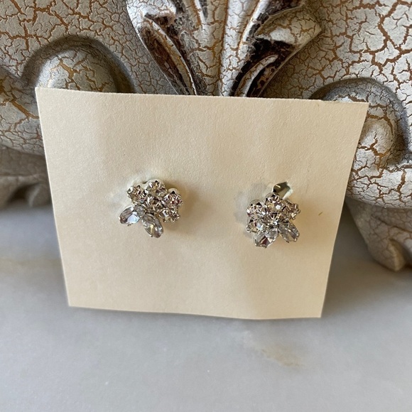 Wedding Crystal Clear Earrings, Stud Earrings, Bridal Small Cluster Earrings - Picture 1 of 8